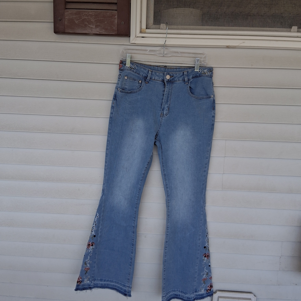 Women's Blue Embroidered Floral denim jeans.